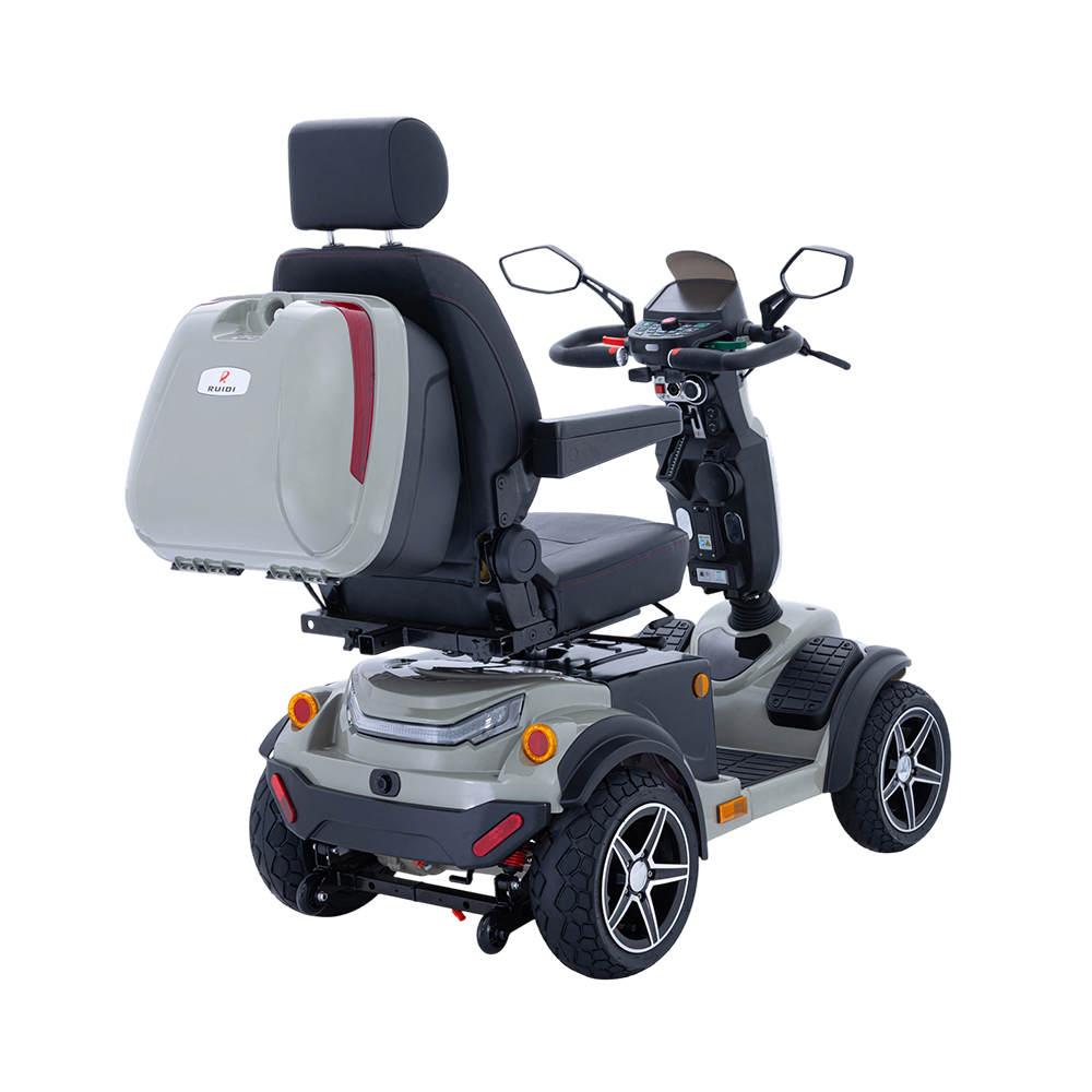 Senioren nutzen Mobilitätsroller in kompakten städtischen Räumen